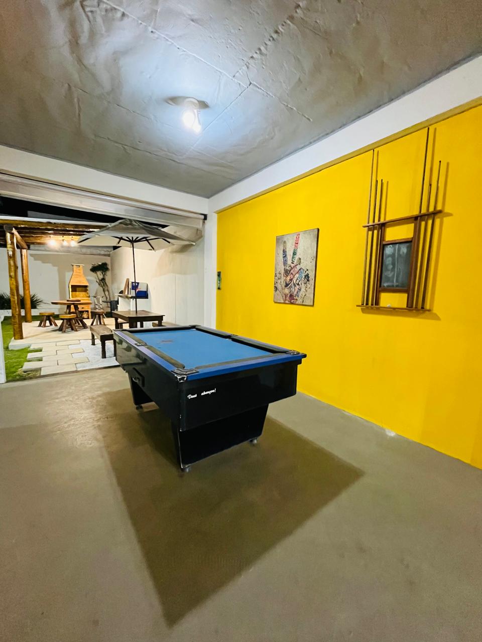 Salão de jogos com mesa de sinuca.